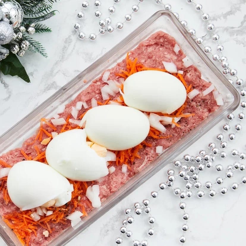Праздничный мясной рулет